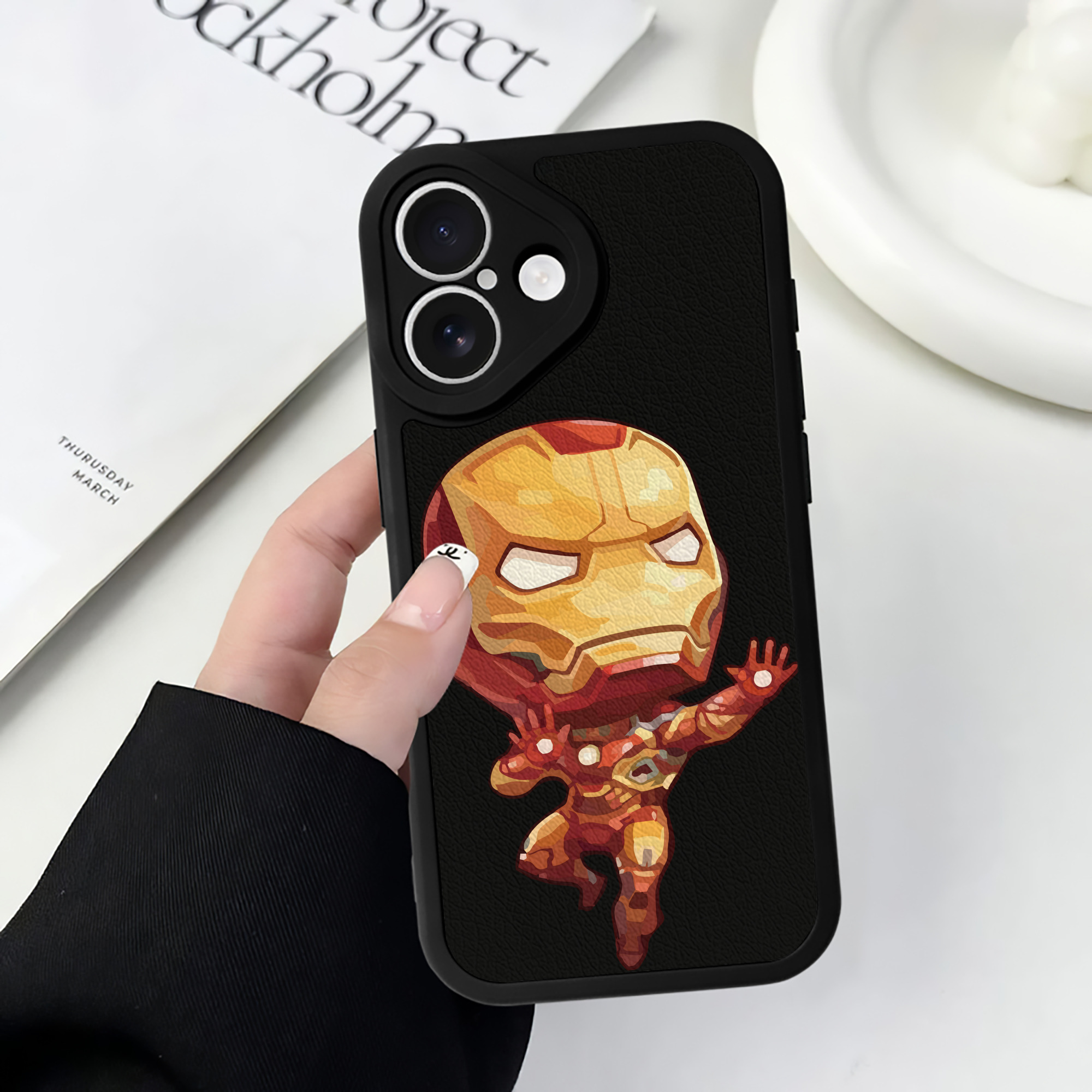 （画像用） アベンジャーズ The Avengers 【iPhone 16シリーズ対応】シリコンスマホケース（レザー調） 材質：シリコン